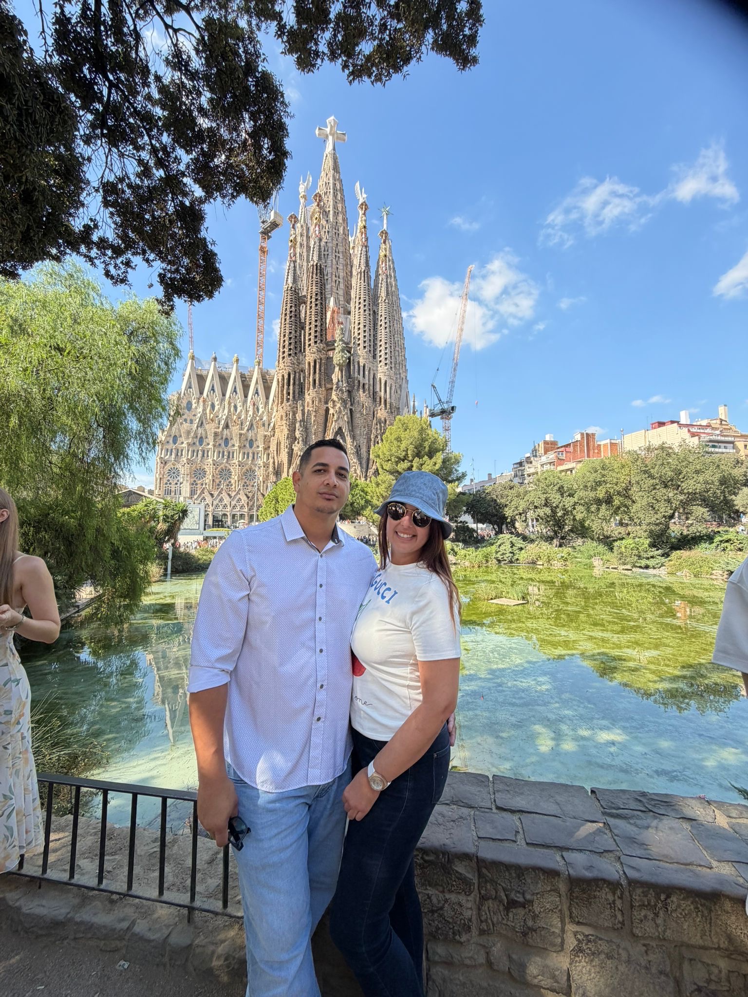 Arianne García y Damián durante un viaje a la Sagrada Familia en Barcelona