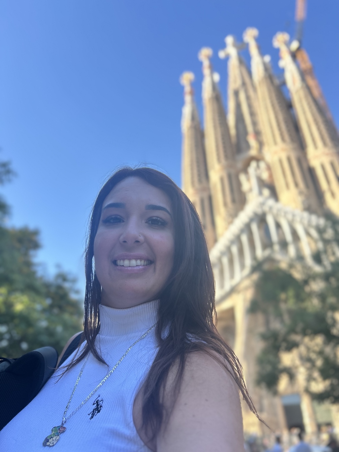 Arianne García frente a la Sagrada Familia en Barcelona