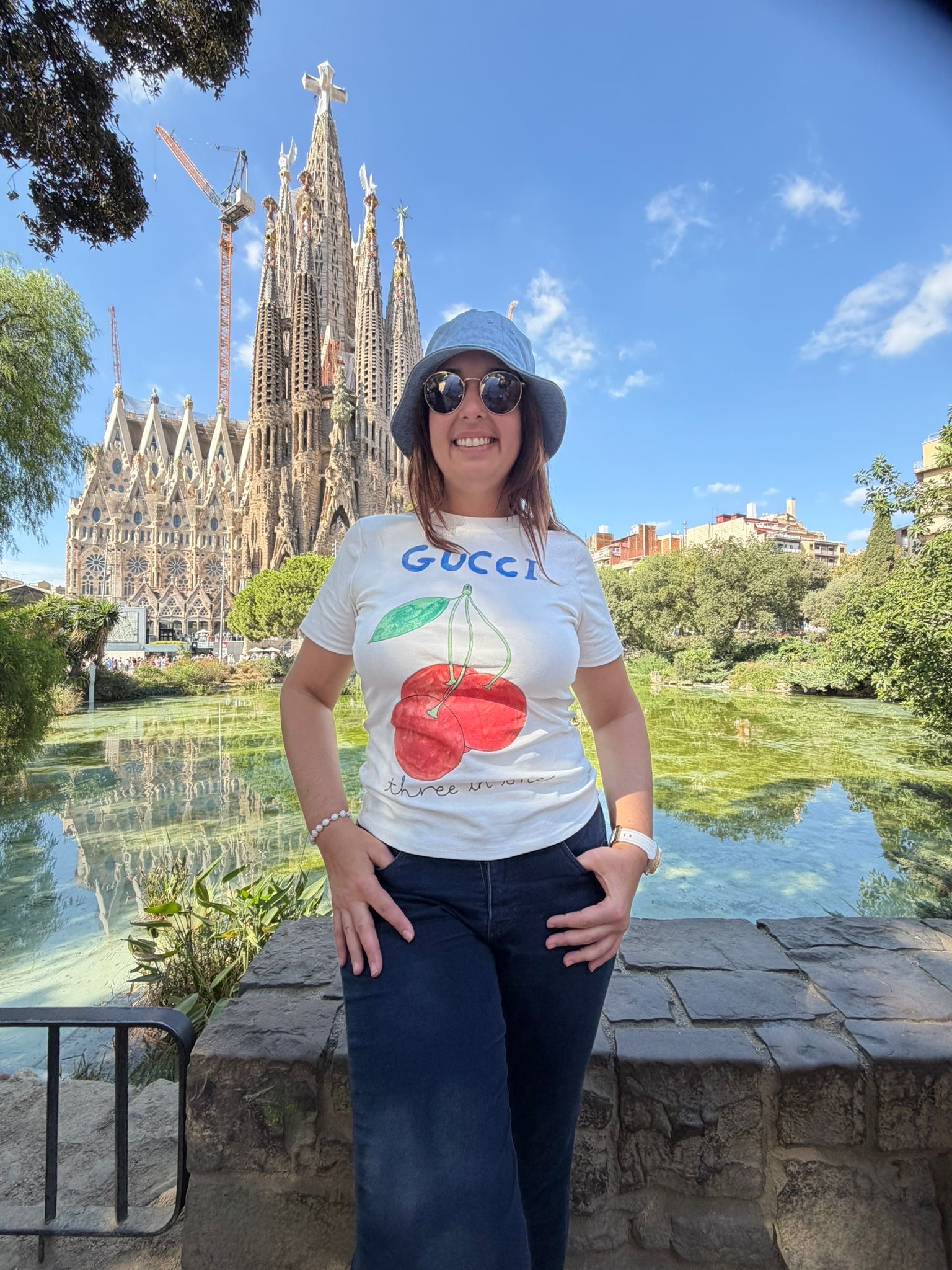 Arianne frente a la Sagrada Familia en Barcelona