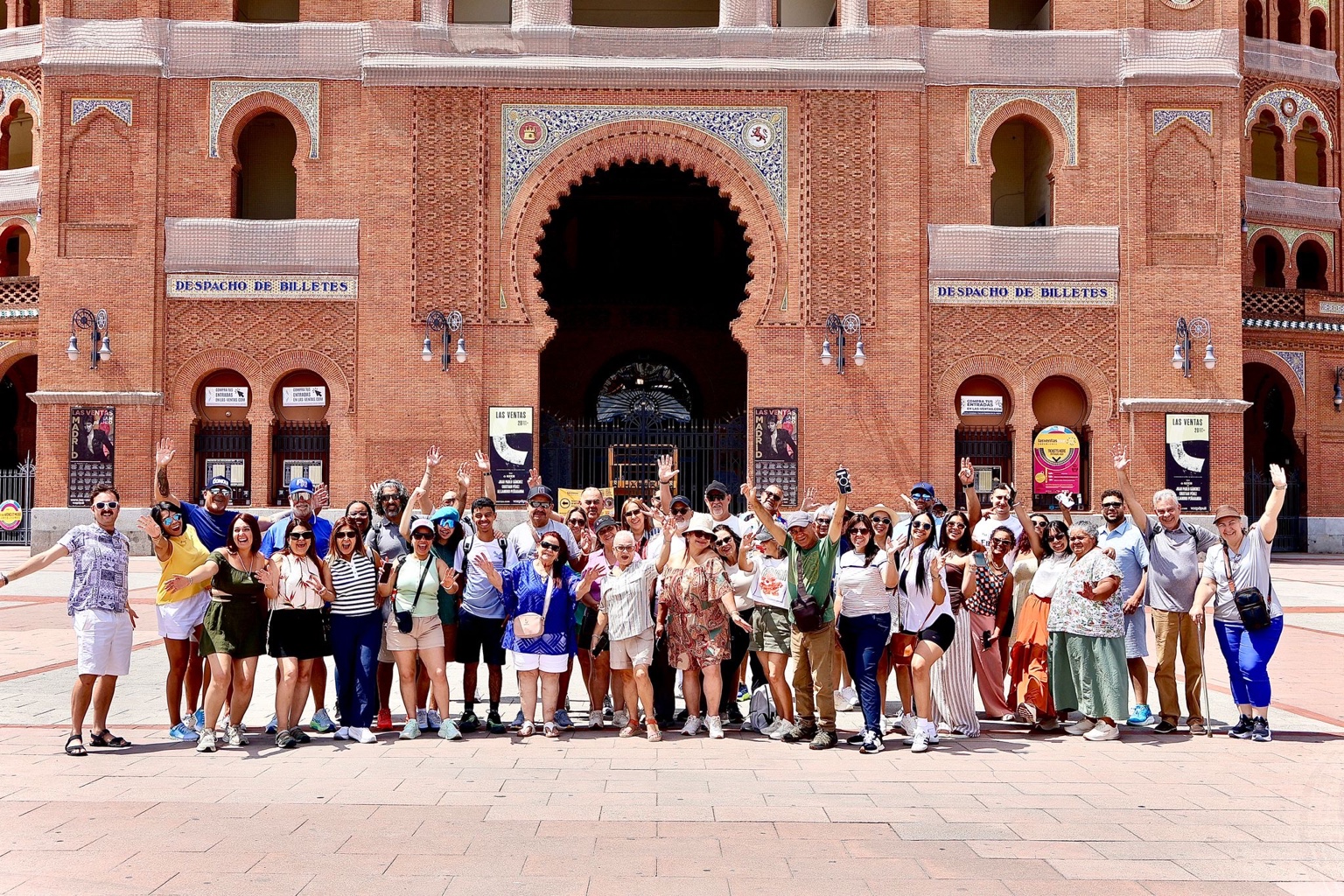 Grupo de viajeros frente a Las Ventas en Madrid