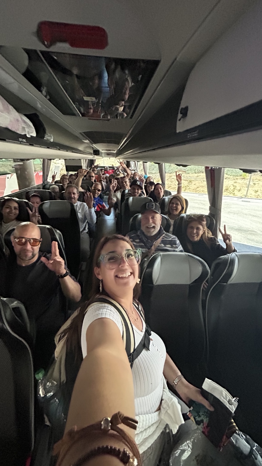 Arianne junto a viajeros durante una salida grupal en autobús